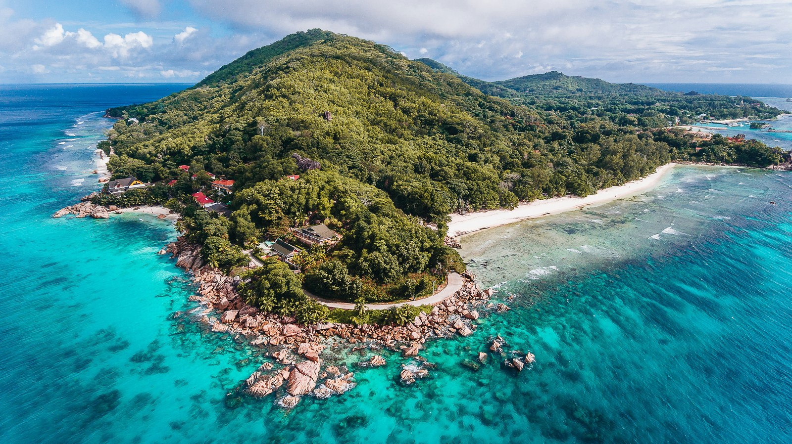 Aerial view of private island estate — Indian Ocean